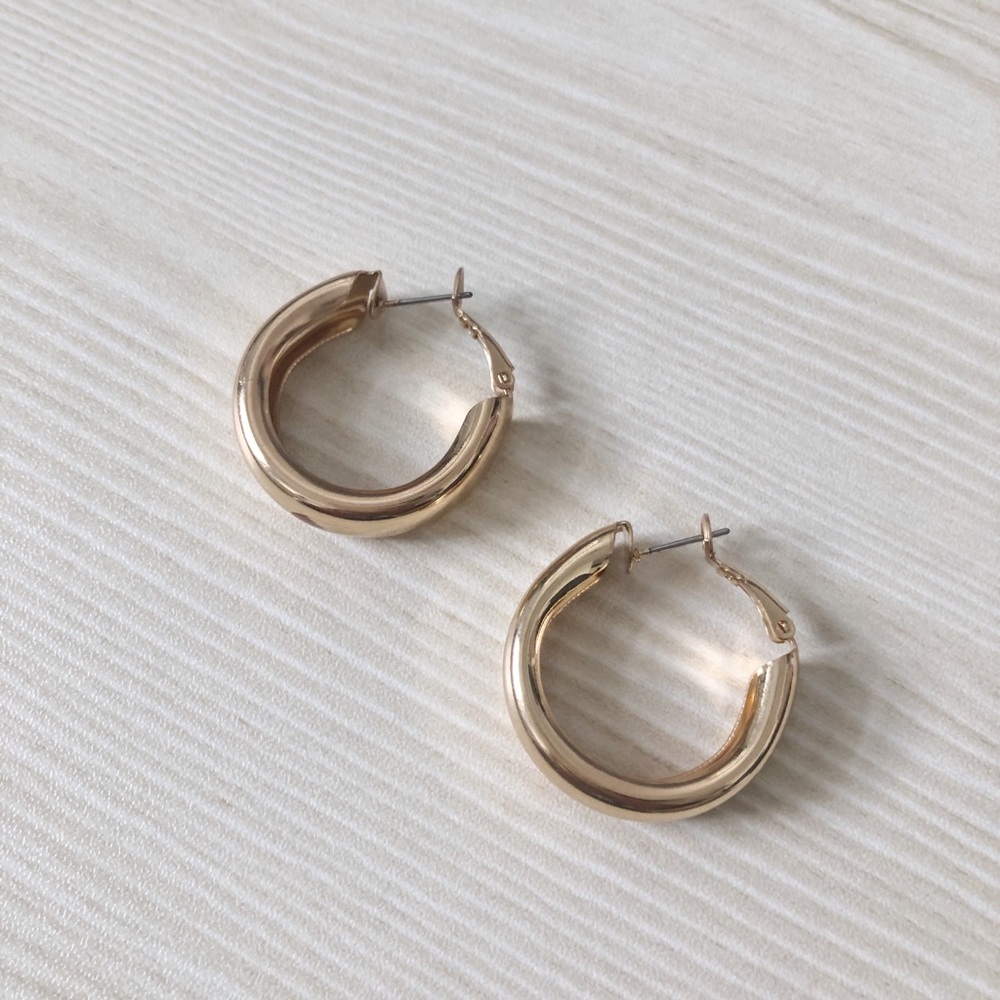 Minimalistic gold hoop earrings